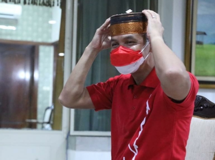 Ganjar Pranowo Dapat Gelar Daeng Manaba dan Diberi "Hadiah" Pakaian Adat Bugis Makassar